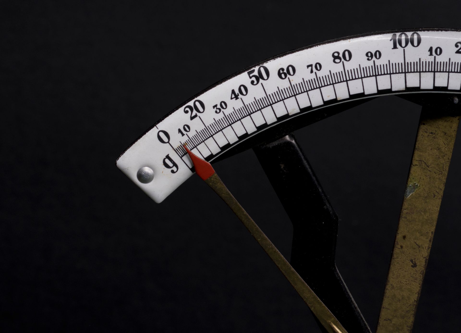 Two measurement scales compared on screen