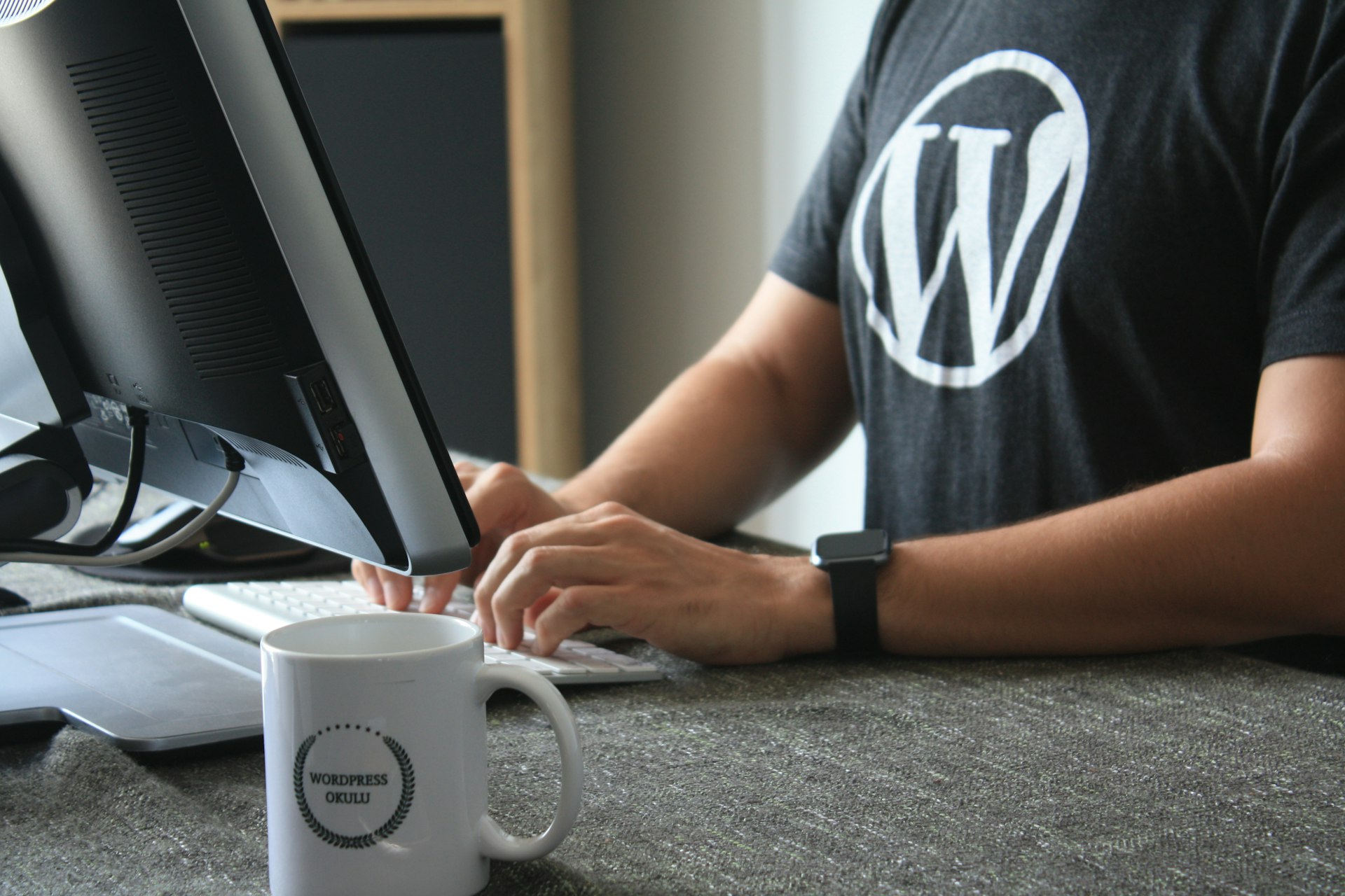 A blogger reviewing links