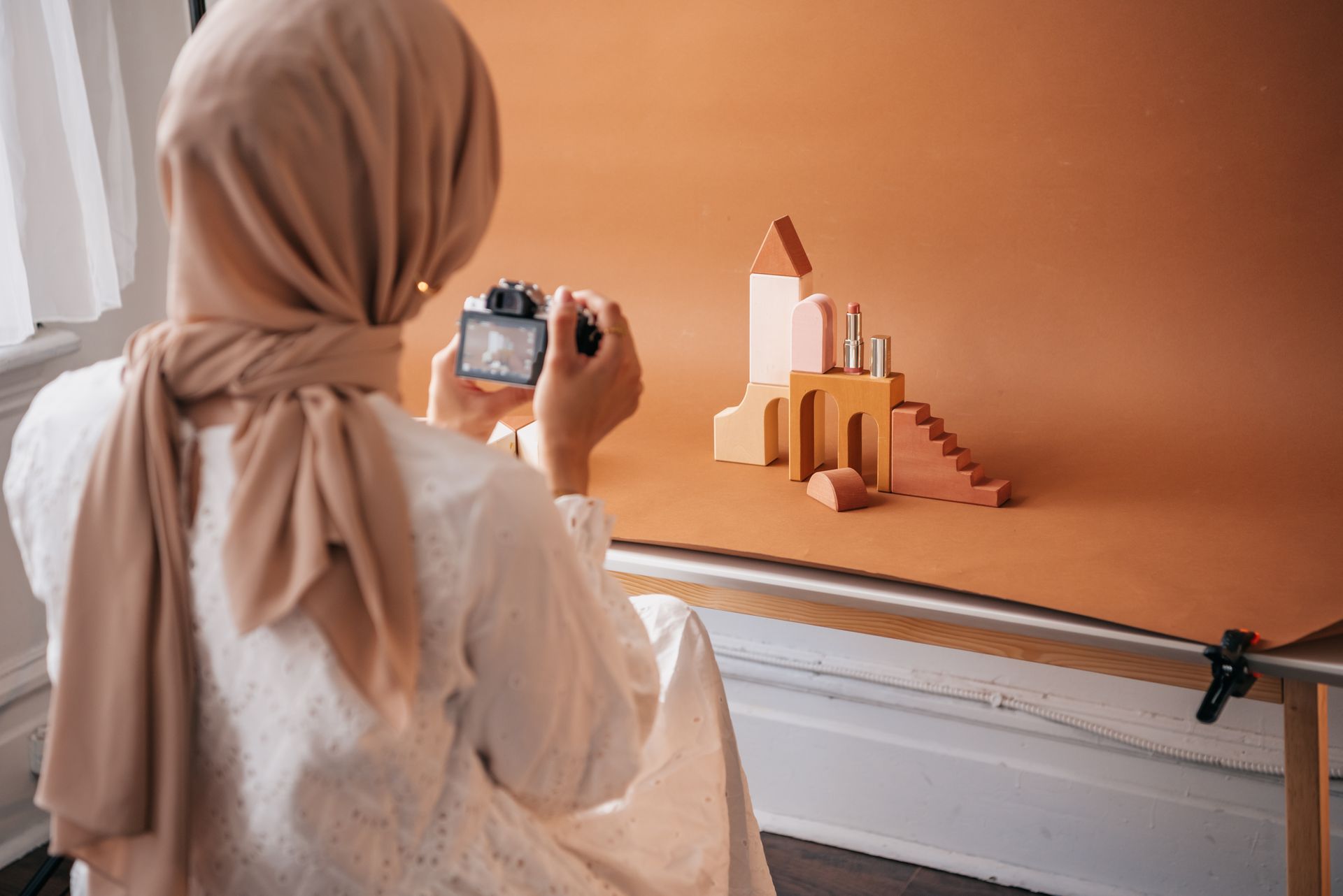 A blogger photographing products