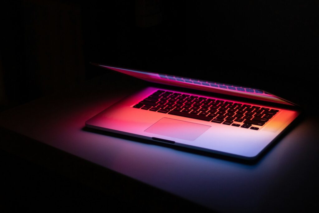Hyperlinked text highlighted in an article on a laptop