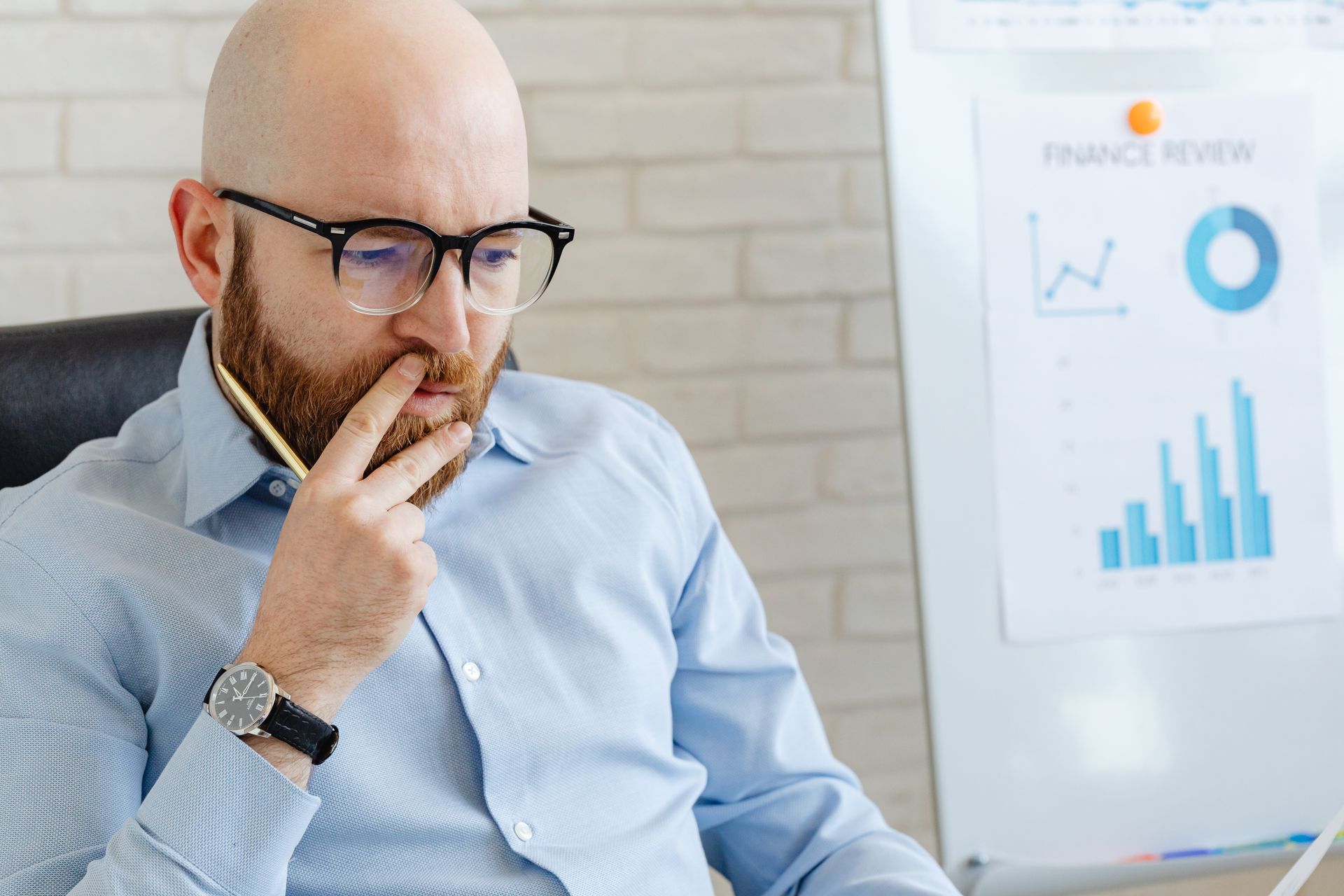 An analyst annotating an analytics timeline