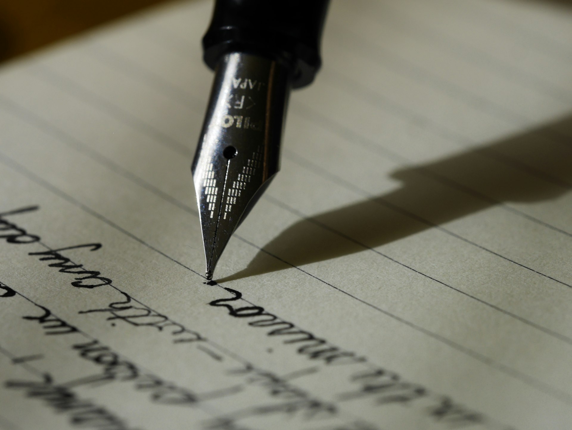 A writer structuring an article