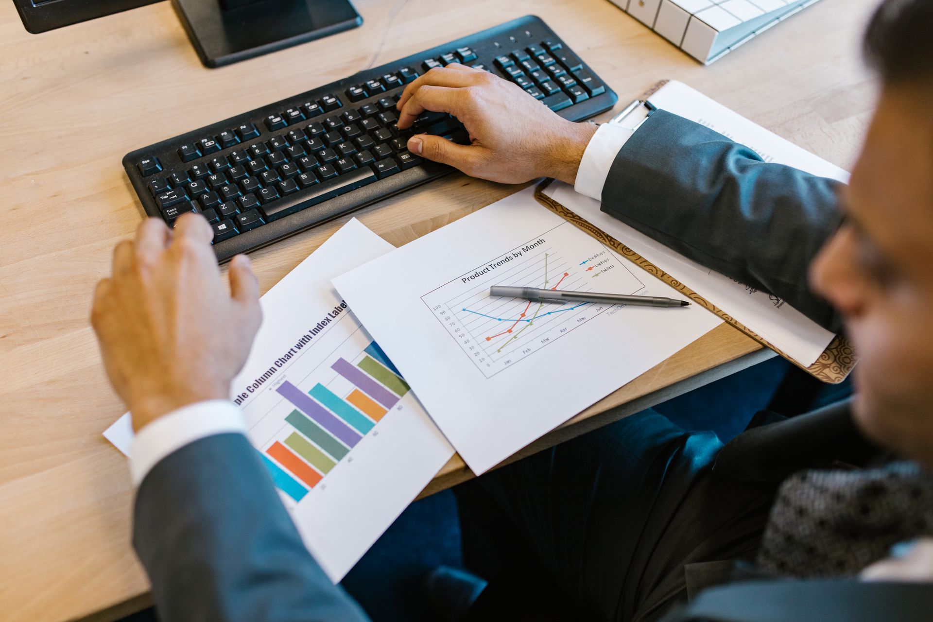 A marketer analysing links