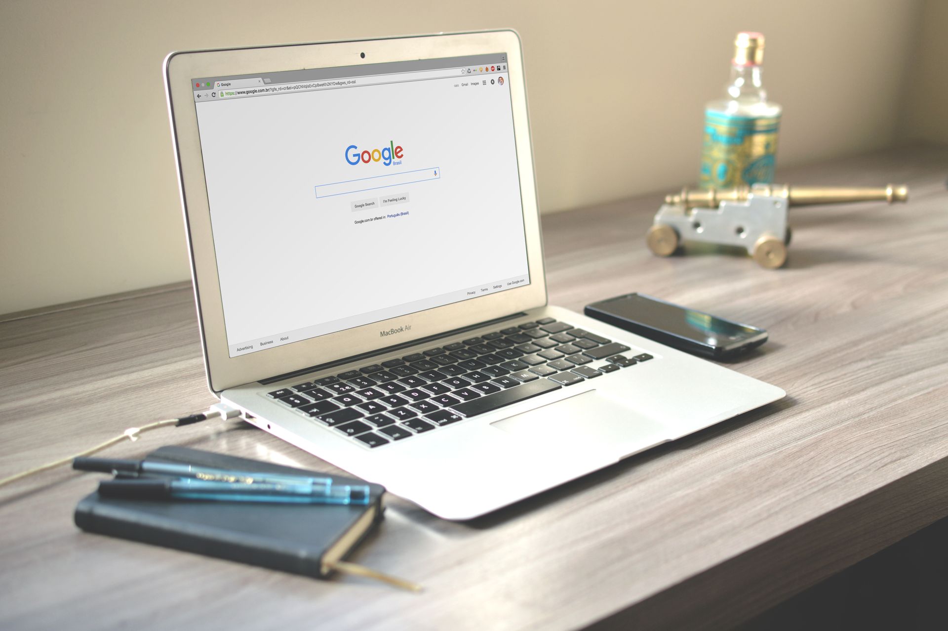 Search results in a second search engine on a laptop