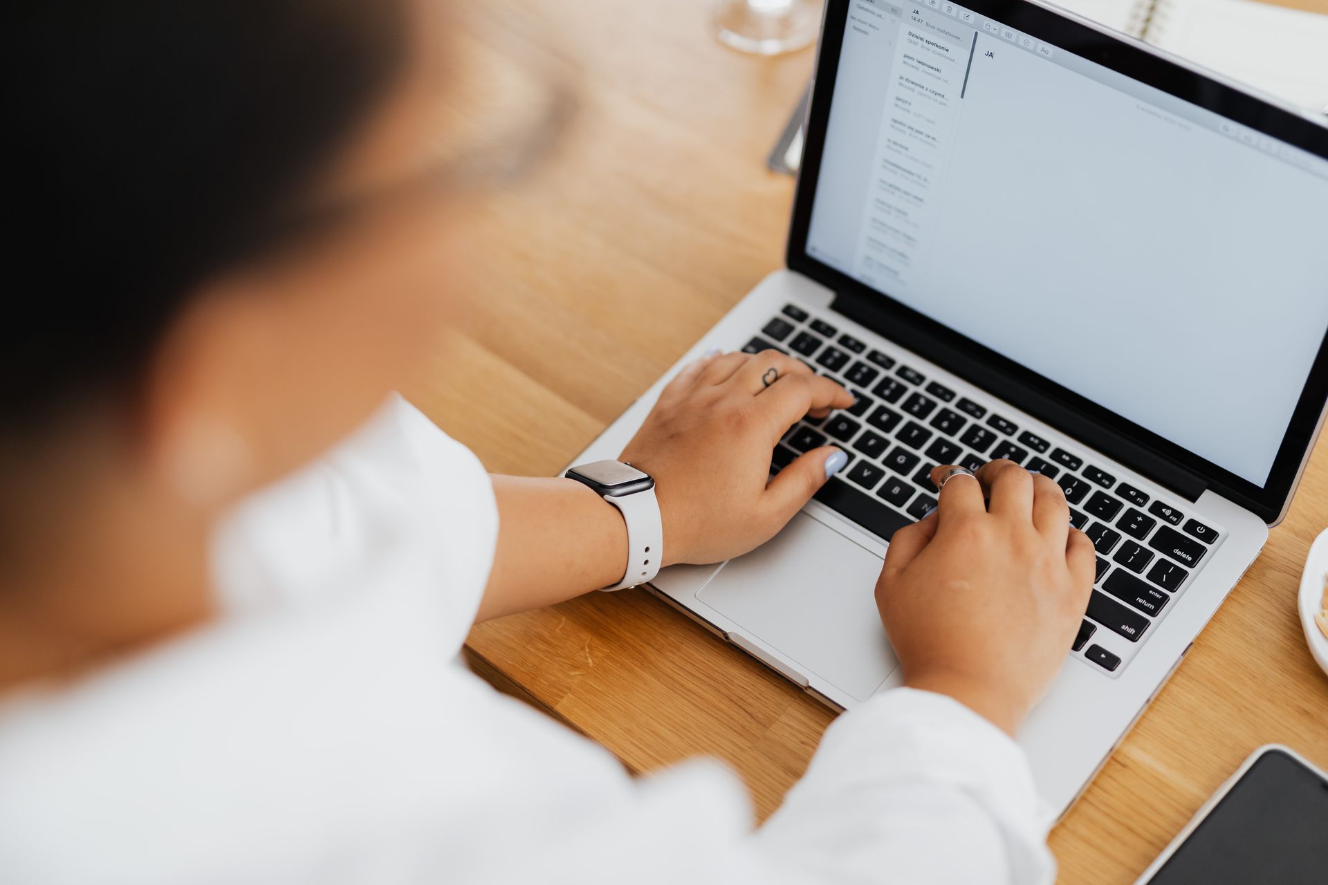 A short email to an editor on a laptop