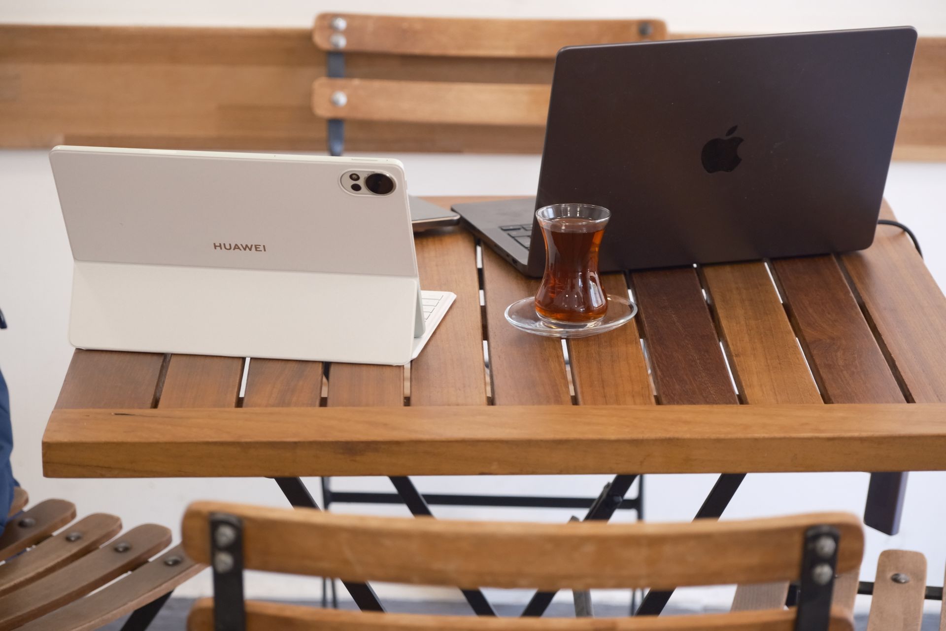 A laptop on a cafe table